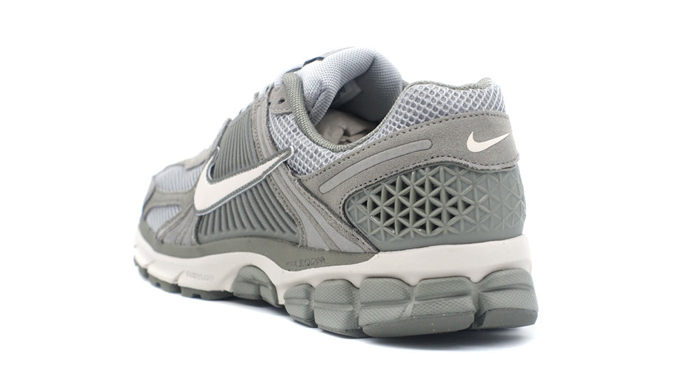 NIKE ZOOM VOMERO 5 DARK STUCCO/PHANTOM/LIGHT SMOKE GREY – mita