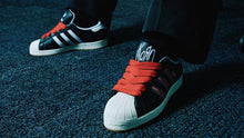 画像をギャラリービューアに読み込む, adidas Originals ADILETTE &quot;KoЯn&quot; CORE BLACK/CLOUD WHITE/BETTER SCARLET 7