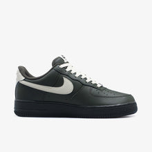 画像をギャラリービューアに読み込む, NIKE AIR FORCE 1 '07 CARGO KHAKI/BLACK/METALLIC SILVER/COCONUT MILK