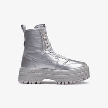 画像をギャラリービューアに読み込む, JORDAN BRAND (WMNS) AIR JORDAN 1 BROOKLYN "MICHAEL JORADN"  METALLIC SILVER/NEUTRAL GREY 2