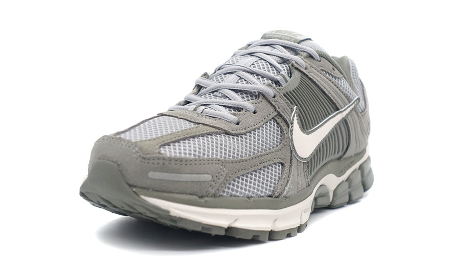 NIKE ZOOM VOMERO 5 DARK STUCCO/PHANTOM/LIGHT SMOKE GREY – mita