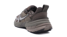 画像をギャラリービューアに読み込む, NIKE V2K RUN CAVE STONE/METALLIC SILVER/FLAT PEWTER 2
