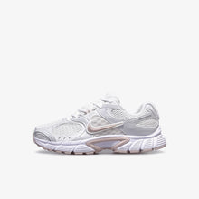 画像をギャラリービューアに読み込む, NIKE (WMNS) V5 RNR  SUMMIT WHITE/SLIT RED/WHITE/VAST GREY 1
