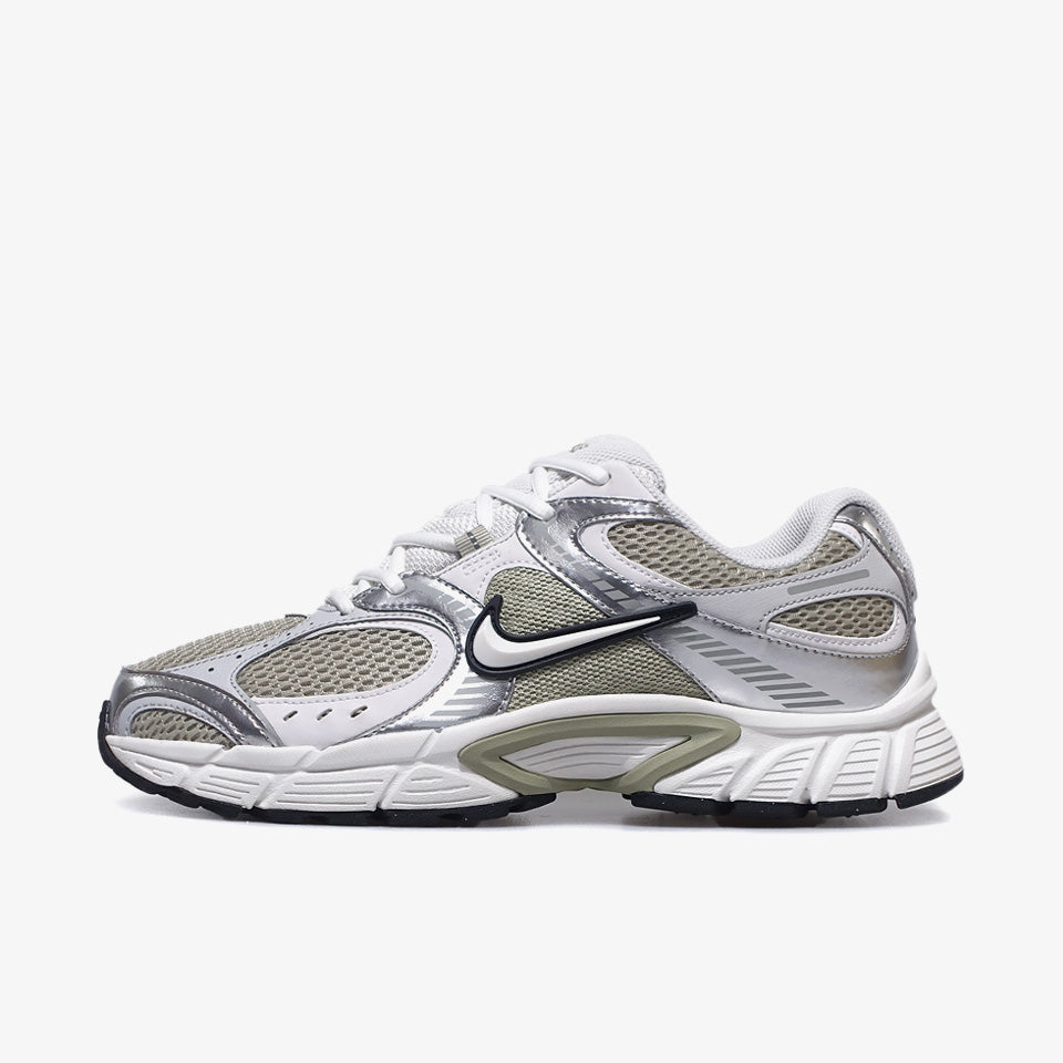 NIKE (WMNS) V5 RNR SPRUCE FOG/SUMMIT WHITE/METALLIC SILVER – mita