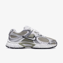 画像をギャラリービューアに読み込む, NIKE (WMNS) V5 RNR  SPRUCE FOG/SUMMIT WHITE/METALLIC SILVER 2