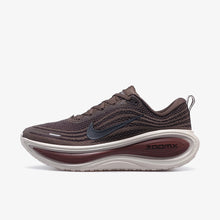 画像をギャラリービューアに読み込む, NIKE VOMERO PLUS BAROQUE BROWN/PHANTOM/LIGHT BOULDER/BLACK