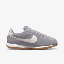 画像をギャラリービューアに読み込む, NIKE (WMNS) CORTEZ  LIGHT SMOKE GREY/LIGHT OREWOOD BROWN/SAIL 2