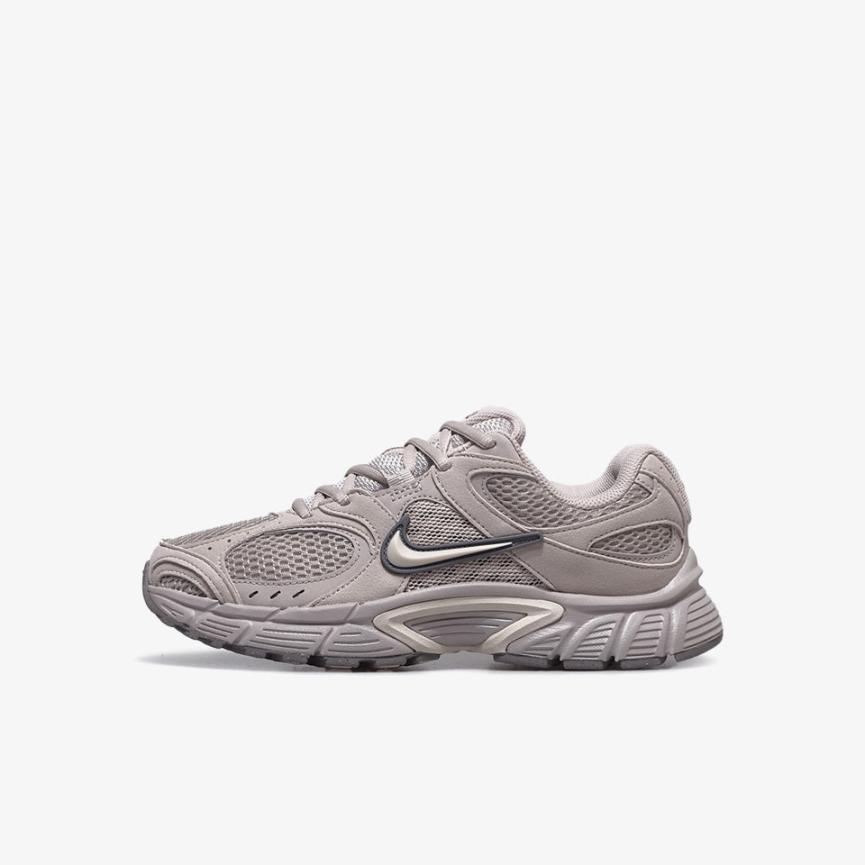 NIKE (WMNS) V5 RNR MOON PARTICLE/LIGHT OREWOOD BROWN – mita sneakers