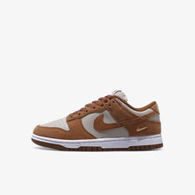 画像をギャラリービューアに読み込む, NIKE (WMNS) DUNK LOW LIGHT BRITISH TAN/CREAM II/WHITE/LIGHT BRITISH TAN 1