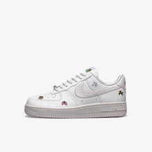 画像をギャラリービューアに読み込む, NIKE (WMNS) AIR FORCE1 '07 "YEAR OF THE HORSE"  SAIL/PHANTOM/PHANTOM/TEAM CRIMSON 1