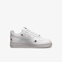 画像をギャラリービューアに読み込む, NIKE (WMNS) AIR FORCE1 '07 "YEAR OF THE HORSE"  SAIL/PHANTOM/PHANTOM/TEAM CRIMSON 2