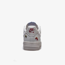 画像をギャラリービューアに読み込む, NIKE (WMNS) AIR FORCE1 '07 "YEAR OF THE HORSE"  SAIL/PHANTOM/PHANTOM/TEAM CRIMSON 4