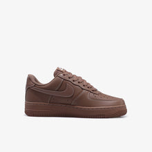 画像をギャラリービューアに読み込む, NIKE (WMNS) AIR FORCE 1 '07 ESS + DESERT DUST/WHITE/METALLIC SILVER/DESERT DUST