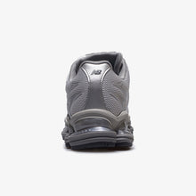 画像をギャラリービューアに読み込む, New Balance U2000  SILVER METALLIC 4
