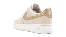 画像をギャラリービューアに読み込む, NIKE (WMNS) AIR FORCE 1 '07 ESS TRND SANDDRIFT/METALLIC GOLD/PHANTOM 2