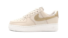 画像をギャラリービューアに読み込む, NIKE (WMNS) AIR FORCE 1 '07 ESS TRND SANDDRIFT/METALLIC GOLD/PHANTOM 3