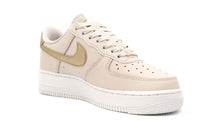 画像をギャラリービューアに読み込む, NIKE (WMNS) AIR FORCE 1 '07 ESS TRND SANDDRIFT/METALLIC GOLD/PHANTOM 5