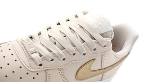 NIKE (WMNS) AIR FORCE 1 '07 ESS TRND SANDDRIFT/METALLIC GOLD